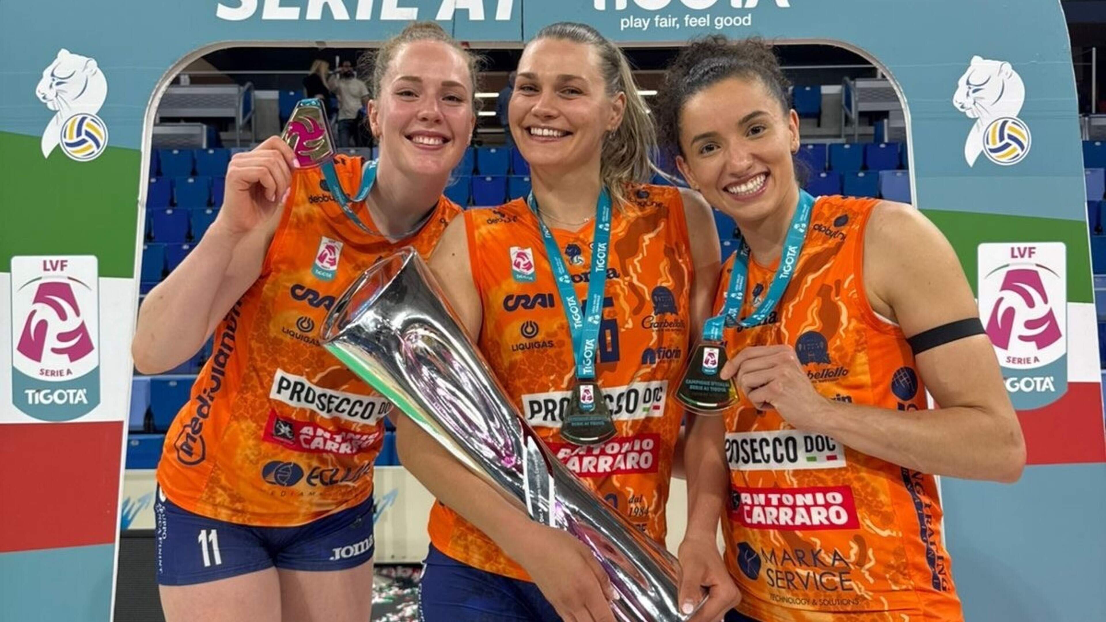 Nika Daalderop besluit curieuze week met Italiaanse titel en de prosecco vloeit rijkelijk: ’Er zijn wel een paar van die grote flessen doorheen gegaan’